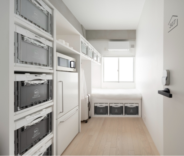 ベッド・収納付きのシンプルで機能的なタイプのお部屋。エアコン・冷蔵庫・温水洗面台付。※画像はモデルルームです。